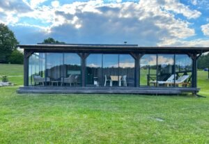 Jaukus namelis su pirtimi dviems ant Veisiejo ežero kranto